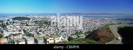 Straße hinauf Twin Peaks mit Blick auf Skyline von San Francisco und entfernte Bucht Stockfoto