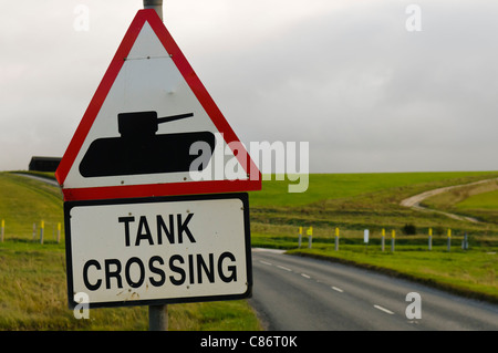 Straße Zeichen Warnung Fahrer einer Tank-Kreuzung da vorne Stockfoto