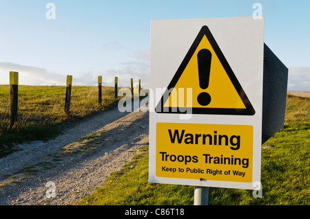 Warnschild "Truppen Ausbildung.  Halten Sie zu öffentlichen Weg " Stockfoto