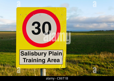 Geschwindigkeitsbegrenzung auf Salisbury Plain, MOD Truppenübungsplatz Stockfoto