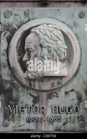 Porträt von Victor Hugo auf Victor Hugos Spalte neben dem Belle-Alliance-Hof auf die Schlacht von Waterloo Battlefield, Belgien. Stockfoto