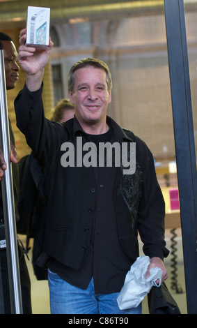 LONDON, Vereinigtes Königreich-14. Oktober: Pic zeigt Duncan Hoare die ersten Kunden mit dem Iphone 4 s an der Covent Garden-Filiale am 14. Oktober 2011 in London, England Stockfoto