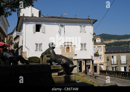 Alvaro Cunqueiro Skulptur "Plaza de España" MONDOÑEDO. Galicien. Spanien Stockfoto