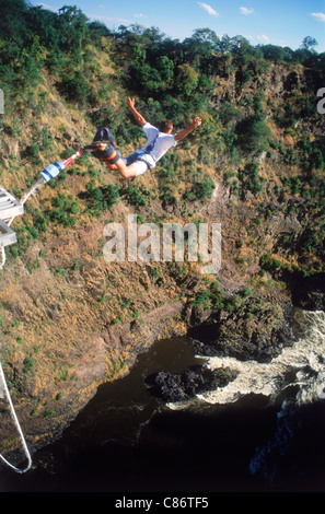 Bungee-Jumping von 152 Meter hohe Victoria Falls Bridge über dem Sambesi-Fluss zwischen Simbabwe und Sambia Stockfoto