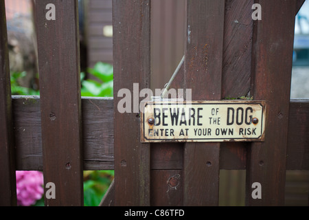 Hüte dich vor dem Hund Zeichen auf ein Tor Stockfoto