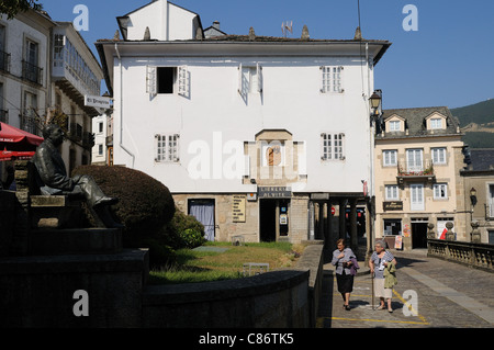 Alvaro Cunqueiro Skulptur "Plaza de España" MONDOÑEDO. Galicien. Spanien Stockfoto