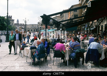 Leute sitzen draußen am Bürgersteig Café-Restaurant in der Nähe der Arena am Piazza Bra in Verona, Italien Stockfoto