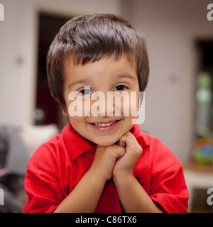 Portrait eines 4-jährigen Jungen lächelnd Stockfoto