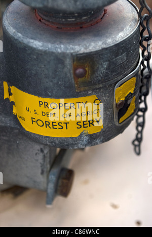 Ein Druckventil Regler für einen Erdgas-Tank in einem verlassenen National Forest Service Feuer Suche gefunden. Stockfoto