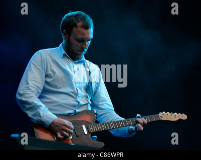 BELFAST, Großbritannien - AUGUST 11: Barry Burns von Mogwai führt am ersten Tag des Belsonic am Custom House Square am 11. August 2008 in Belfast, Nordirland. Stockfoto