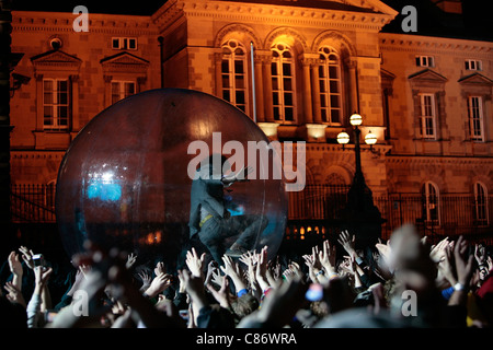 BELFAST, Großbritannien - AUGUST 11: Wayne Coyne von The Flaming Lips führt am ersten Tag des Belsonic am Custom House Square am 11. August 2008 in Belfast, Nordirland. Stockfoto