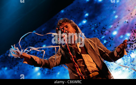 BELFAST, Großbritannien - AUGUST 11: Wayne Coyne von The Flaming Lips führt am ersten Tag des Belsonic am Custom House Square am 11. August 2008 in Belfast, Nordirland. Stockfoto