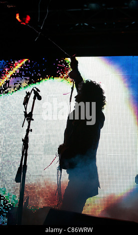 BELFAST, Großbritannien - AUGUST 11: Wayne Coyne von The Flaming Lips führt am ersten Tag des Belsonic am Custom House Square am 11. August 2008 in Belfast, Nordirland. Stockfoto