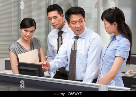Ältere Kollegen helfen Kollegen Stockfoto