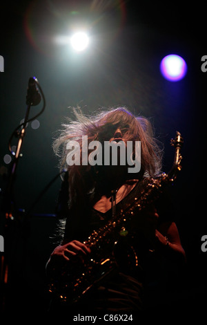 BELFAST, Vereinigtes Königreich - 15 AUGUST: Abi Harding führt mit The Zutons am Tag 3 Belsonic, Custom House Square, Belfast, Vereinigtes Königreich Stockfoto