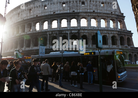 Massen von Pendlern und Touristen am frühen Morgen an Kolosseum in Rom Stockfoto