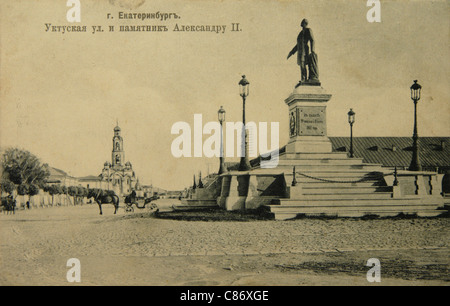 Denkmal für Zar Alexander II. Von Russland und Uktusskaya Straße in Jekaterinburg, Russisches Reich. Schwarz-Weiß-Vintage-Fotografie eines unbekannten Fotografen aus dem Anfang des 20. Jahrhunderts in der russischen Vintage-Postkarte von der ARM-Verlage herausgegeben. Im Hintergrund ist der Glockenturm der Großen Zlatoust Kirche zu sehen. Die Kirche wurde in den 1930er Jahren von den Bolschewiki zerstört und im 21. Jahrhundert restauriert. Das Denkmal für Zar Alexander II. Von Russland wurde kurz nach der bolschewistischen Revolution 1917 abgerissen. Text auf Russisch: Jekaterinburg. Uktusskaya Straße und das Denkmal für Ale Stockfoto