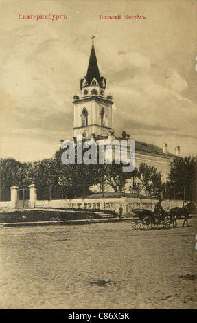 Polnisch-katholische Kirche in Jekaterinburg, Russisches Reich. Schwarz-Weiß-Vintage-Fotografie eines unbekannten Fotografen aus dem Anfang des 20. Jahrhunderts, herausgegeben in der russischen Vintage-Postkarte von Valentina Blokhina in Jekaterinburg. Die polnische katholische Kirche wurde in den 1960er Jahren von den kommunistischen Behörden zerstört. Text auf Russisch: Jekaterinburg. Polnische Kirche. Mit freundlicher Genehmigung der Azoor Postcard Collection. Stockfoto