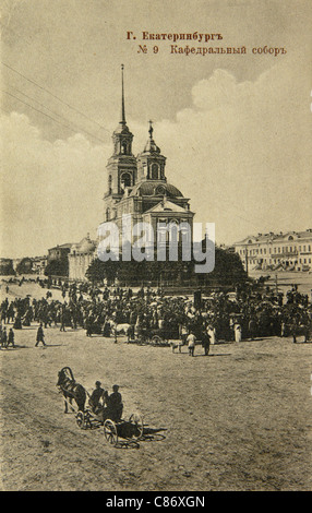 Die Kathedrale der Kreuzerhöhung in Jekaterinburg, Russisches Reich. Schwarz-Weiß-Vintage-Fotografie des russischen Fotografen Veniamin Metenkov vom Anfang des 20. Jahrhunderts, herausgegeben in der russischen Vintage-Postkarte, die von Veniamin Metenkov selbst in Jekaterinburg herausgegeben wurde. Die Kathedrale wurde nach der bolschewistischen Revolution abgerissen. Text auf Russisch: Jekaterinburg. Kathedrale. Mit freundlicher Genehmigung der Azoor Postcard Collection. Stockfoto