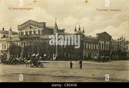 Der Marktplatz auch als der Kathedralplatz in Jekaterinburg, Russisches Reich bekannt. Schwarz-Weiß-Vintage-Fotografie des russischen Fotografen Veniamin Metenkov vom Anfang des 20. Jahrhunderts, herausgegeben in der russischen Vintage-Postkarte, die von Veniamin Metenkov selbst in Jekaterinburg herausgegeben wurde. Text auf Russisch: Jekaterinburg. Marktplatz. Mit freundlicher Genehmigung der Azoor Postcard Collection. Stockfoto