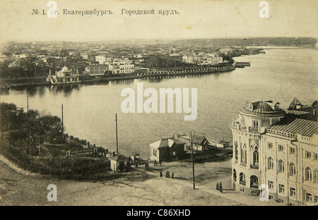 Der Stadtteich (Gorodskoj Teich) in Jekaterinburg, Russisches Reich. Schwarz-Weiß-Vintage-Fotografie des russischen Fotografen Veniamin Metenkov vom Anfang des 20. Jahrhunderts, herausgegeben in der russischen Vintage-Postkarte, die von Veniamin Metenkov selbst in Jekaterinburg herausgegeben wurde. Text auf Russisch: Jekaterinburg. Stadtteich (Gorodskoy Teich). Mit freundlicher Genehmigung der Azoor Postcard Collection. Stockfoto