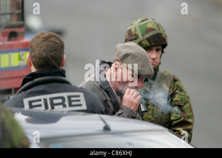 Pete Postlethwaite (Mitte) am Set von "Closing The Ring", Sir Richard Attenboroughs neuester film Stockfoto