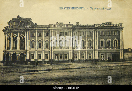 Das Bezirksgericht in Jekaterinburg, Russisches Reich. Schwarz-Weiß-Vintage-Fotografie des russischen Fotografen Veniamin Metenkov vom Anfang des 20. Jahrhunderts, herausgegeben in der russischen Vintage-Postkarte, die von Veniamin Metenkov selbst in Jekaterinburg herausgegeben wurde. Text auf Russisch: Jekaterinburg. Bezirksgericht. Das Bezirksgericht in der Sewastianov Haus auf dem Damm des Stadtteich, jetzt eine der offiziellen Residenzen des russischen Präsidenten. Mit freundlicher Genehmigung der Azoor Postcard Collection. Stockfoto