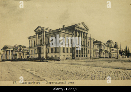 Charitownow-Palast in Jekaterinburg, Russisches Reich. Schwarz-Weiß-Vintage-Fotografie des russischen Fotografen Veniamin Metenkov vom Anfang des 20. Jahrhunderts, herausgegeben in der russischen Vintage-Postkarte, die von Veniamin Metenkov selbst in Jekaterinburg herausgegeben wurde. Text auf Russisch: Jekaterinburg. Charitovnov Haus. Mit freundlicher Genehmigung der Azoor Postcard Collection. Stockfoto