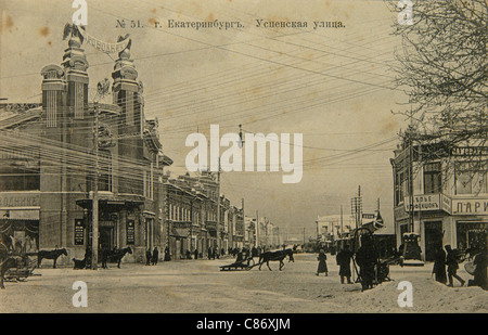 Uspenskaya Straße in Jekaterinburg, Russisches Reich. Schwarz-Weiß-Vintage-Fotografie des russischen Fotografen Veniamin Metenkov vom Anfang des 20. Jahrhunderts, herausgegeben in der russischen Vintage-Postkarte, die von Veniamin Metenkov selbst in Jekaterinburg herausgegeben wurde. Text auf Russisch: Jekaterinburg. Uspenskaya Street. Mit freundlicher Genehmigung der Azoor Postcard Collection. Stockfoto