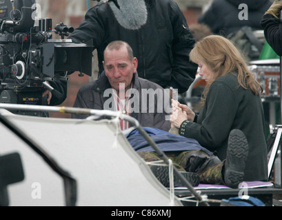 Pete Postlethwaite und Shirley MacLaine während der Dreharbeiten vor Ort für Sir Richard Attenborough neuester Film "Schließen den Ring" in Belfast, Nordirland. Stockfoto