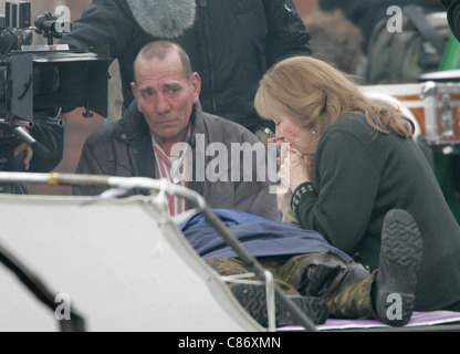 Pete Postlethwaite und Shirley MacLaine (küssen Hand des sterbenden britischen Soldaten) während der Dreharbeiten vor Ort für Sir Richard Attenborough neuester Film "Schließen den Ring" in Belfast, Nordirland. Stockfoto