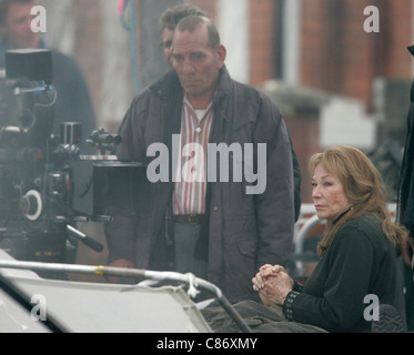 Pete Postlethwaite (Mitte) und Shirley MacLaine während der Dreharbeiten vor Ort für Sir Richard Attenborough neuester Film "Schließen den Ring" in Belfast, Nordirland. Stockfoto