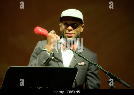 Yasiin Bey führt aka Mos Def Auswahlen aus der ekstatischen arrangiert von Derek Bermel mit Brooklyn Philharmonic Stockfoto