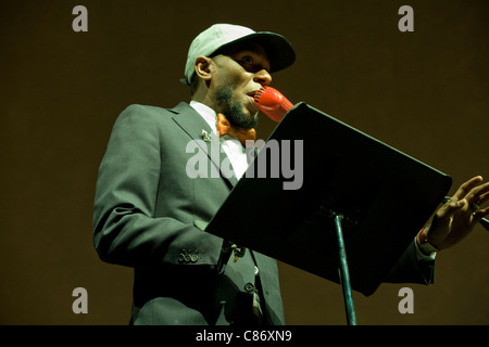 Yasiin Bey führt aka Mos Def Auswahlen aus der ekstatischen arrangiert von Derek Bermel mit Brooklyn Philharmonic Stockfoto