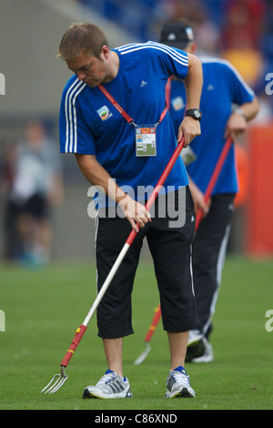 Ein Platzwart Reparaturen Rasen zur Halbzeit 2011 FIFA Frauen WM-dritten Platz Fußballspiels zwischen Frankreich und Schweden. Stockfoto