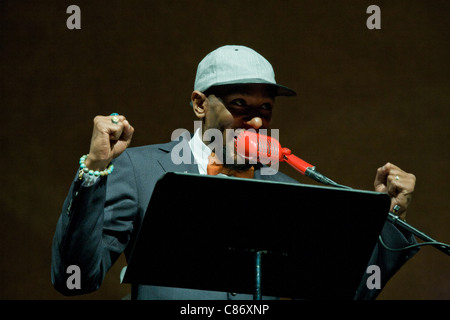 Yasiin Bey führt aka Mos Def Auswahlen aus der ekstatischen arrangiert von Derek Bermel mit Brooklyn Philharmonic Stockfoto