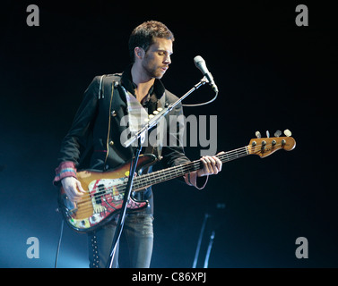 BELFAST, Vereinigtes Königreich - 19 Dezember: Guy Berryman von Coldplay führt auf Odyssey Arena am 19. Dezember 2008 in Belfast, Nordirland. Stockfoto