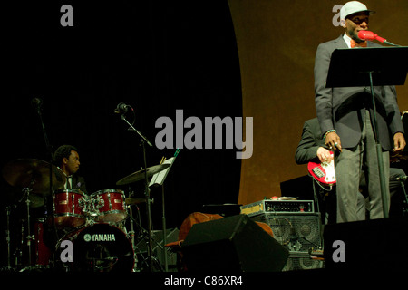 Yasiin Bey führt aka Mos Def Auswahlen aus der ekstatischen arrangiert von Derek Bermel mit Brooklyn Philharmonic Stockfoto