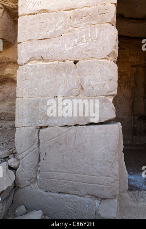Relief im Portikus zu zeigen, Horus, Kanais, Tempel von König Seti 1 in das Wadi Abad in der östlichen Wüste von Ägypten Stockfoto