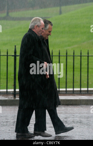 England Trainer Sven-Göran Eriksson und Nord Irland Staatssekretär Peter Hain George Best Beerdigung, Parlamentsgebäude Stormont, Belfast, Nordirland Stockfoto