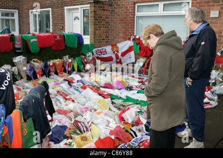 Wellwishers prüfen, Ehrungen für George Best Links in den Garten der besten Familie zu Hause, Burg, Belfast, Nordirland Stockfoto