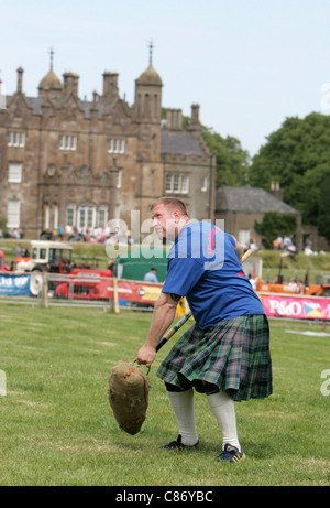 Jamie Barr von Fife in Schottland an der Glenarm Burg International Highland Games USA V Europa Glenarm, County Antrim, Nordirland. Stockfoto