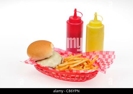 Cheeseburger mit Pommes frites in einem roten Retro-Kunststoffkorb mit Senf und Ketchup Gewürze auf weißem Hintergrund Ausschnitt. Stockfoto