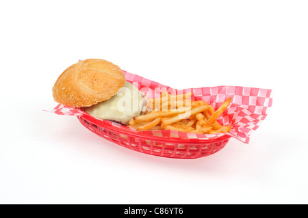 Cheeseburger mit Pommes frites in einem roten Kunststoff Retro-Korb auf weißem Hintergrund, ausgeschnitten. USA Stockfoto