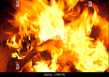 Nahaufnahme von Brennholz Feuer und Flammen. Bild zeigt die verkohlten Holz und helle Flammen. Stockfoto