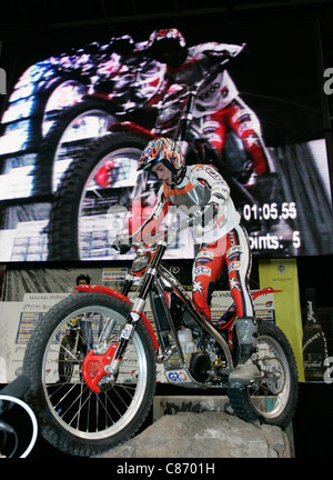 Jeroni Fajardo aus Spanien in Aktion auf seinem Motorrad Gas Gas im Belfast Runde Indoor Trial World Championship, gewann durch Adam Raga aus Spanien. Stockfoto