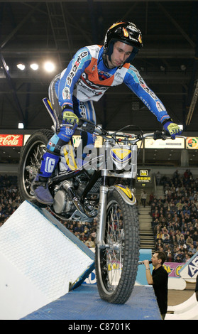 Albert Cabestany aus Spanien in Aktion auf seinem Fahrrad Sherco im Belfast Runde Indoor Trial World Championship, gewann durch Adam Raga aus Spanien. Stockfoto