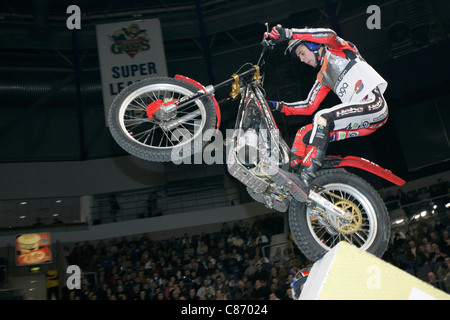 Der amtierende Weltmeister Adam Raga aus Spanien in Aktion auf seinem Motorrad Gas Gas im Belfast Runde der Indoor Trial World Championship, gewann durch Adam Raga aus Spanien. Stockfoto