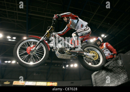 Der amtierende Weltmeister Adam Raga aus Spanien mit Helfer in Aktion auf seinem Motorrad Gas Gas im Belfast Runde der Indoor Trial World Championship, gewann durch Adam Raga aus Spanien. Stockfoto