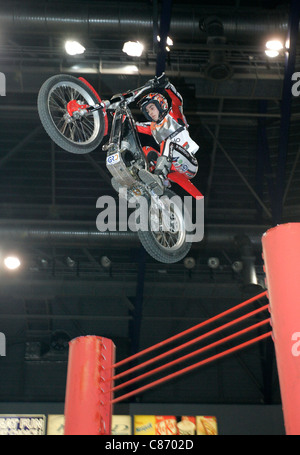 Jeroni Fajardo aus Spanien auf seinem Motorrad Gas Gas in Aktion über den Hochsprung im Belfast Runde Indoor Trial World Championship, gewann durch Adam Raga aus Spanien. Stockfoto